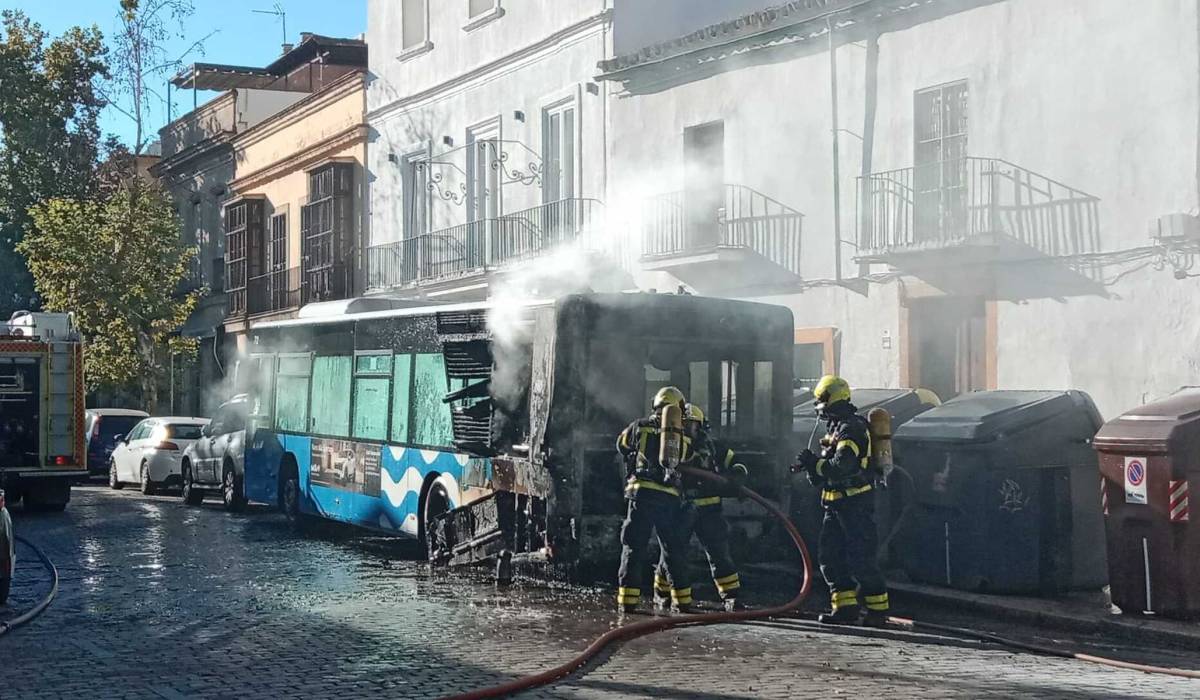 Bomberos, en el incendio en calle Medina - Bomberos, en el incendio en calle Medina