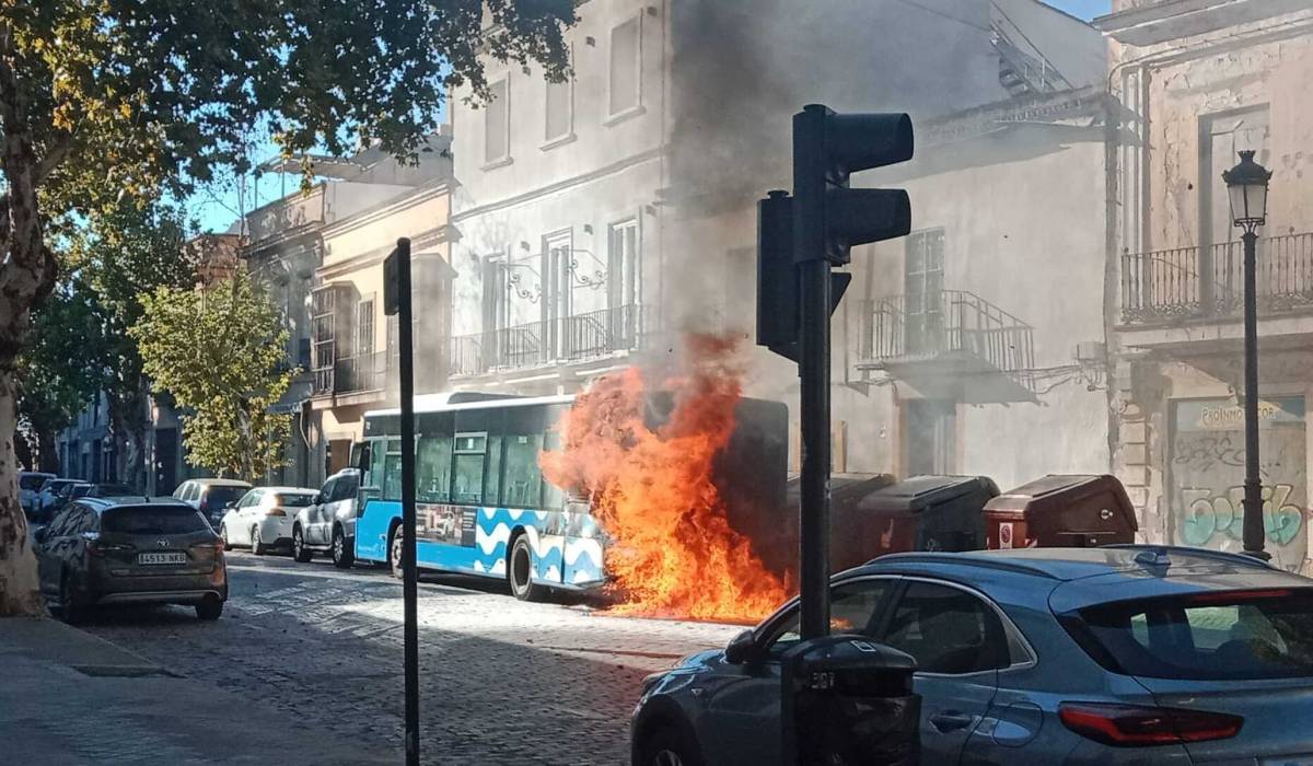Mucho humo, olor a quemado y vecinos incrédulos ante un nuevo incendio de la antigua flota de autobuses urbanos en Jerez