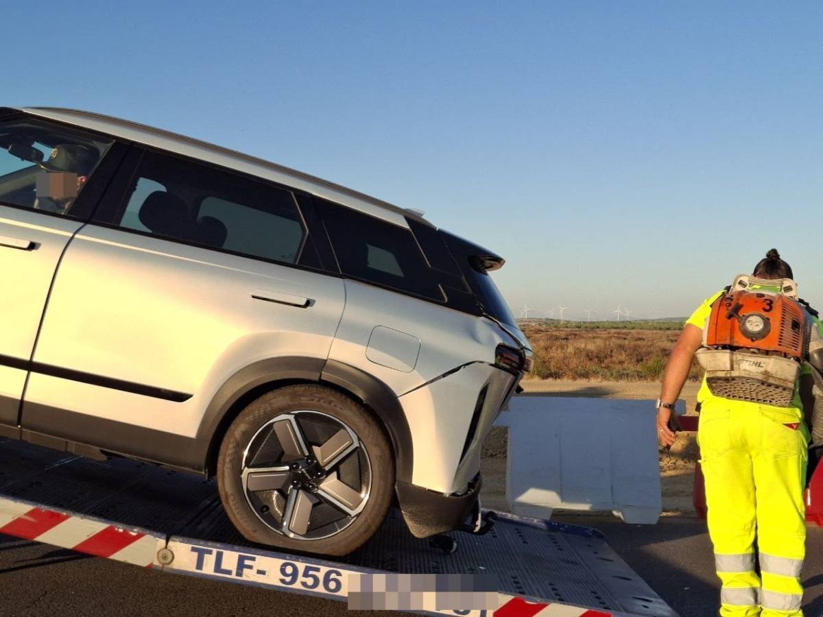 Un coche recogido por una grúa en Tres Caminos. - Un coche recogido por una grúa en Tres Caminos.