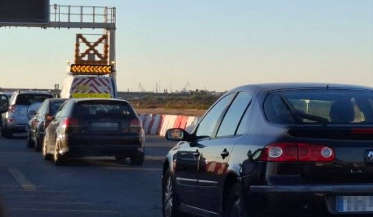 Operación regreso caótica en la incorporación a la A-4 desde Tres Caminos y en la AP-4 de Jerez a Sevilla: tramos de 6 kilómetros en media hora