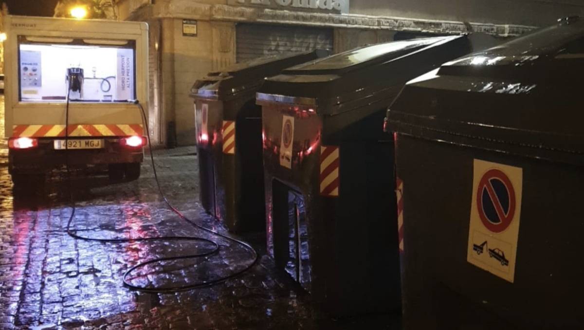 Jerez inicio el servicio de limpieza nocturna: el Ayuntamiento amplía el personal de madrugada en varias zonas