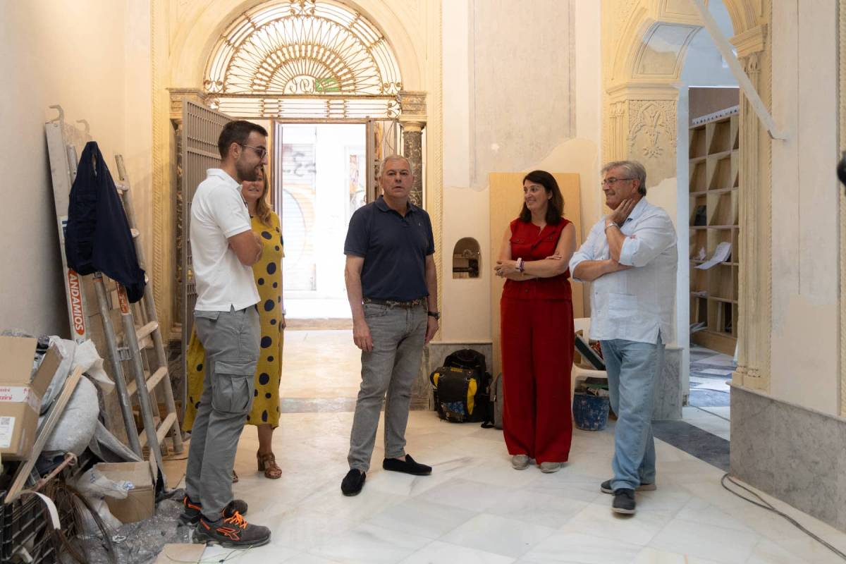 El alcalde, en la entrada de la casa. - El alcalde, en la entrada de la casa.