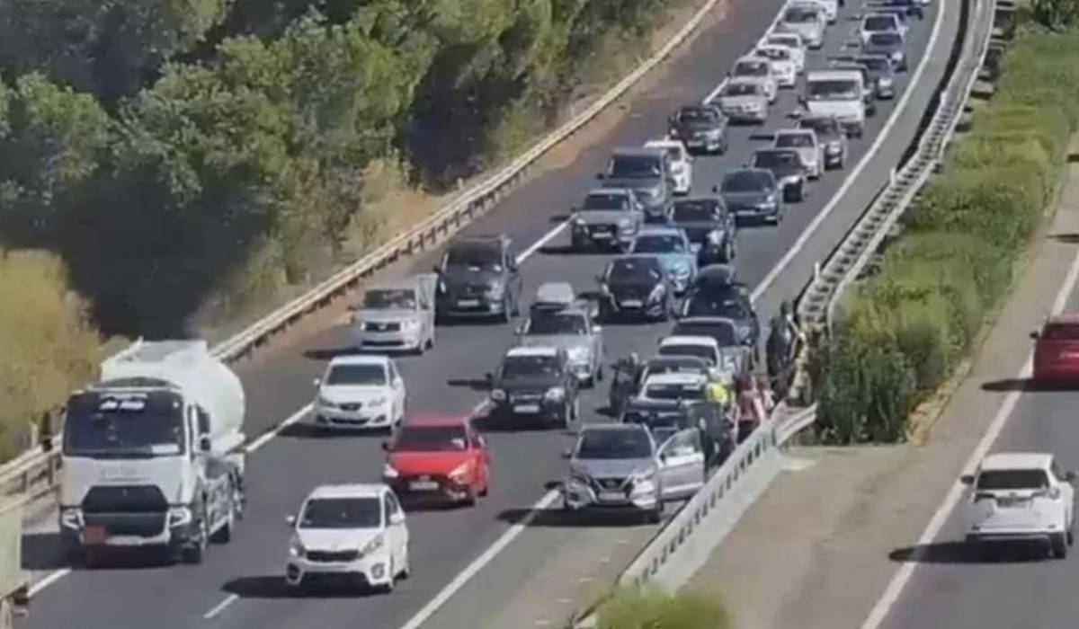 Un accidente con seis coches y otro con dos vehículos paralizan la AP-4 entre Jerez y Sevilla: hay también atascos en Tomares entrando desde Huelva 