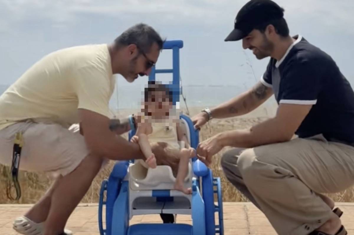 Hasta Cádiz en furgoneta para imprimir en 3D la silla que le devuelve a Juanito el sueño de pasear junto al mar