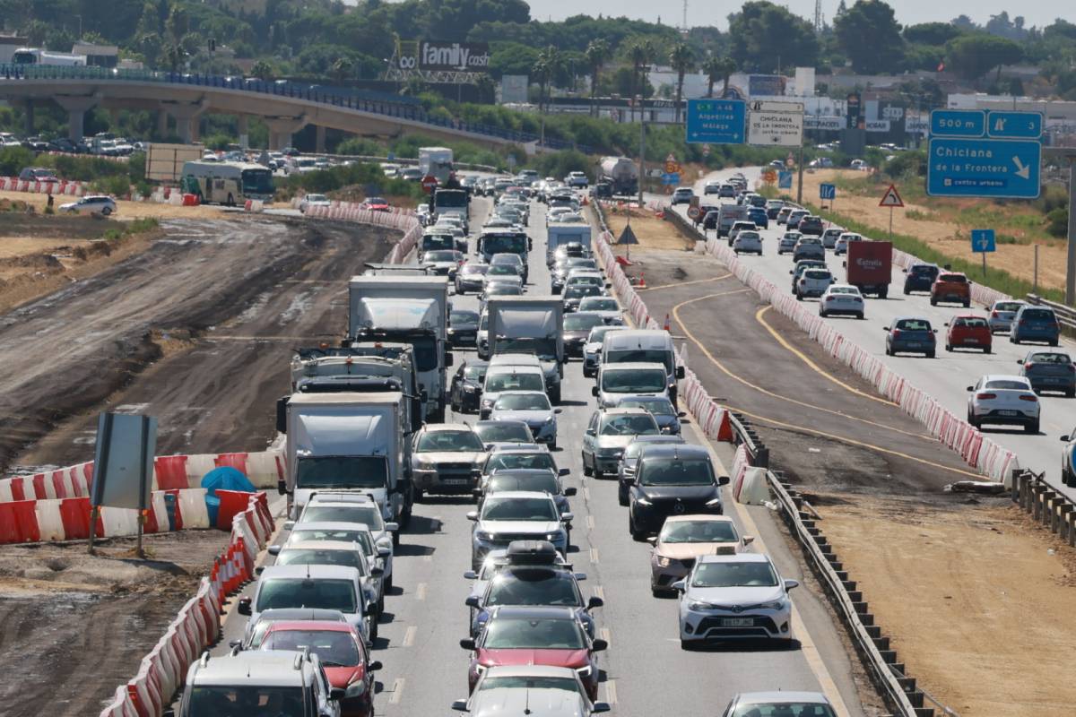'Atascazo' en el entorno de Tres Caminos: las imágenes de un embotellamiento de más de 5 kilómetros antes de la 'hora pico'