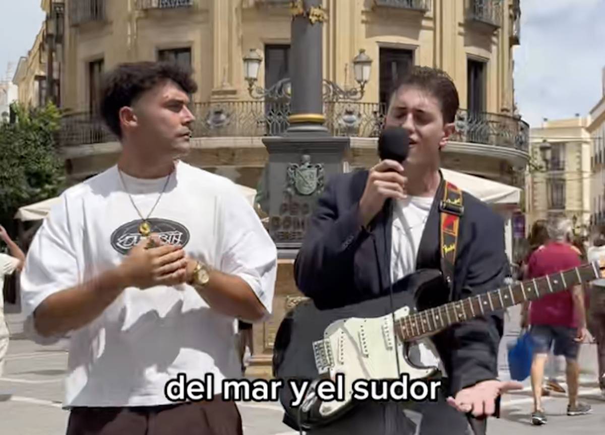 La calle Larga de Jerez se convierte en un estudio de grabación con un rapero jerezano y un cantante viral