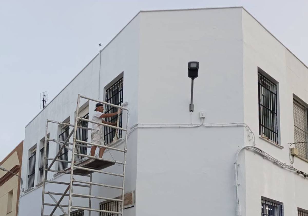 Chiclana pone a punto 10 colegios para el inicio del curso: desde una puerta antivándalos a la reparación de grietas