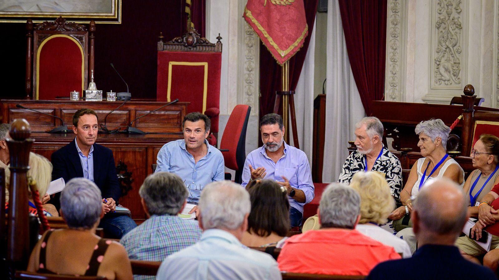 Reunión mantenida este lunes entre el alcalde y el movimiento vecinal. - Reunión mantenida este lunes entre el alcalde y el movimiento vecinal.