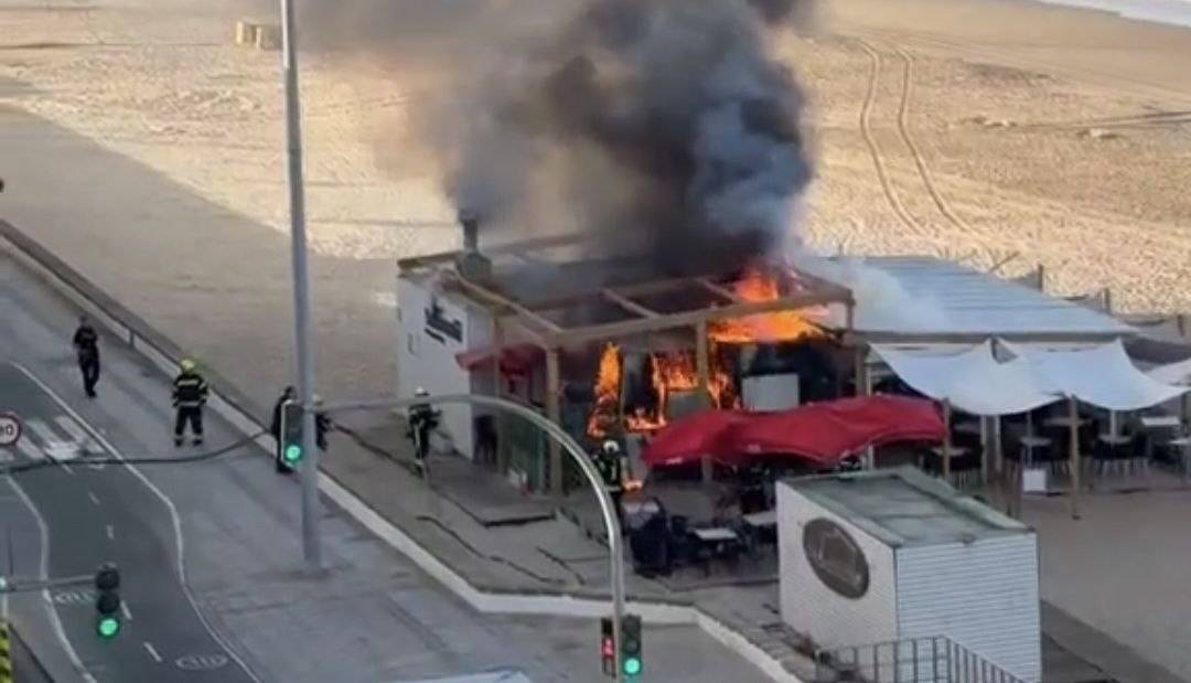 Sale ardiendo el chiringuito Sotavento, en plena playa de La Victoria de Cádiz
