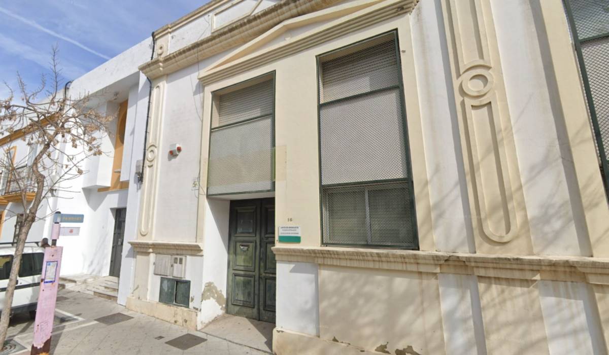 Más avances para dotar a la antigua escuela de idiomas abandonada de la calle Taxdirt