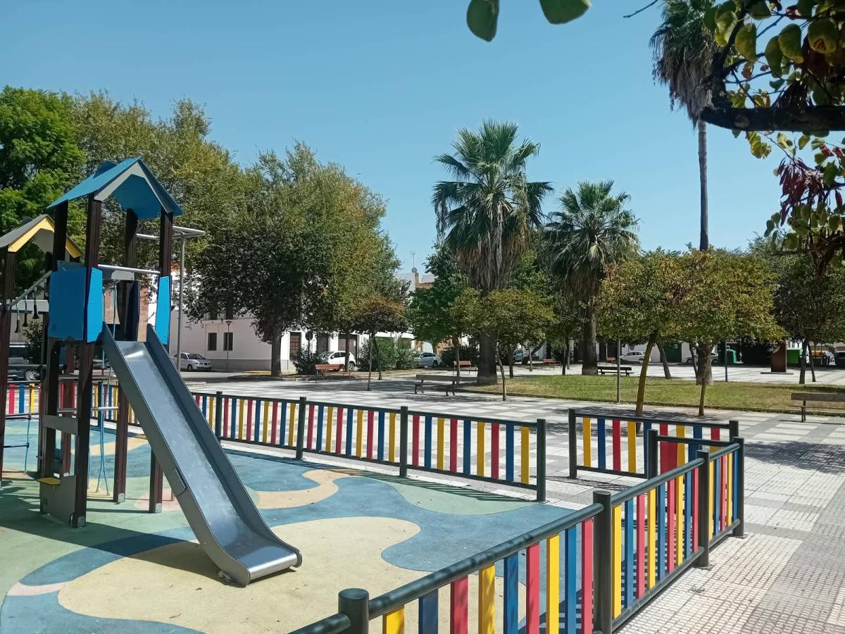 Vista del parque infantil de la plaza.
