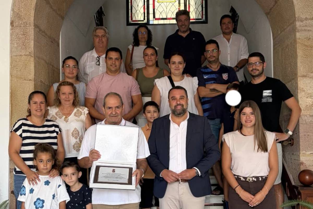 Reconocimiento al farmacéutico Javier Cantos.