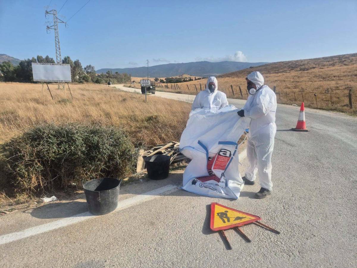 Un peligroso vertido ilegal en un camino de Tarifa obliga al gasto de dinero público