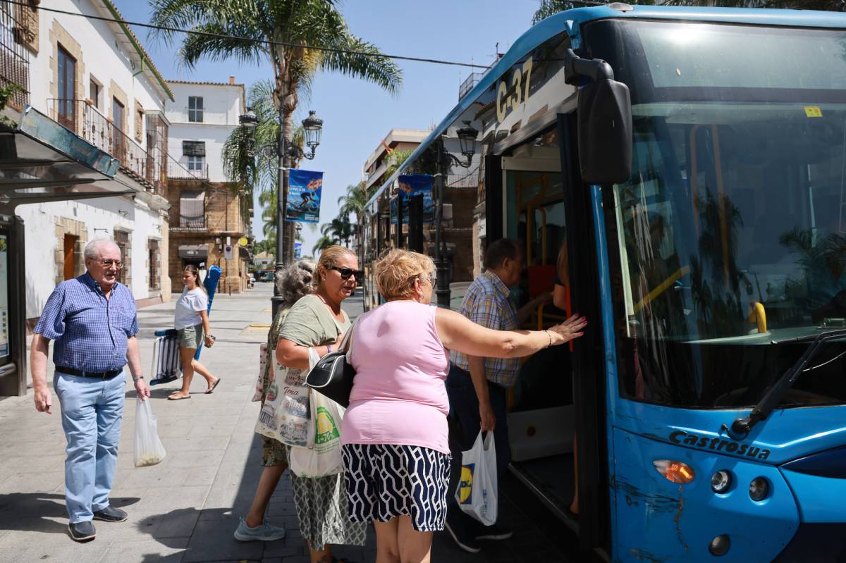Autobuses a mitad de precio, descuentos en audífonos o teleasistencia gratuita: cómo pedir la Tarjeta Andalucía Junta 65