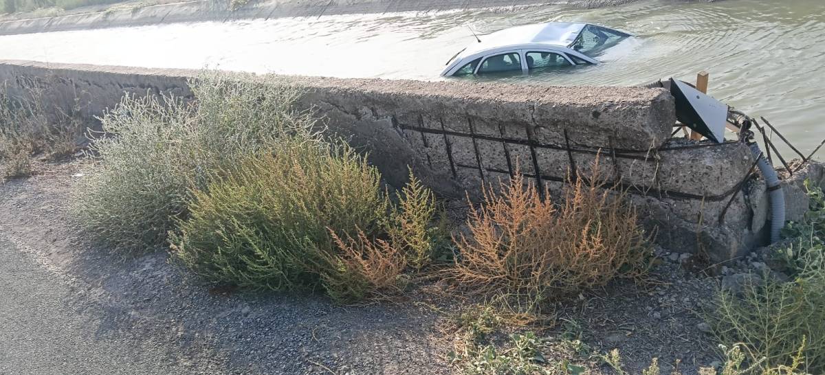 El coche, hundido en el agua. - El coche, hundido en el agua.