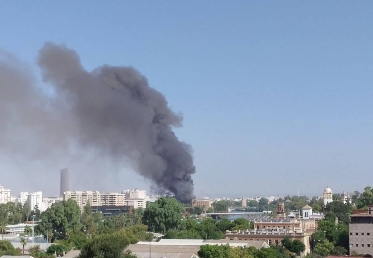 Arde el complejo de Altadis en Los Remedios: la columna de humo se ve en toda Sevilla