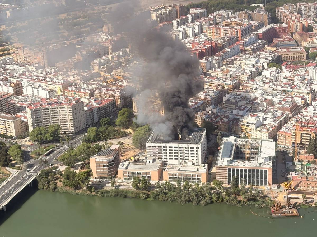 El incendio en Altadis en Sevilla deja tres heridos, uno hospitalizado: el fuego comenzó minutos después de presentarse la nueva pasarela