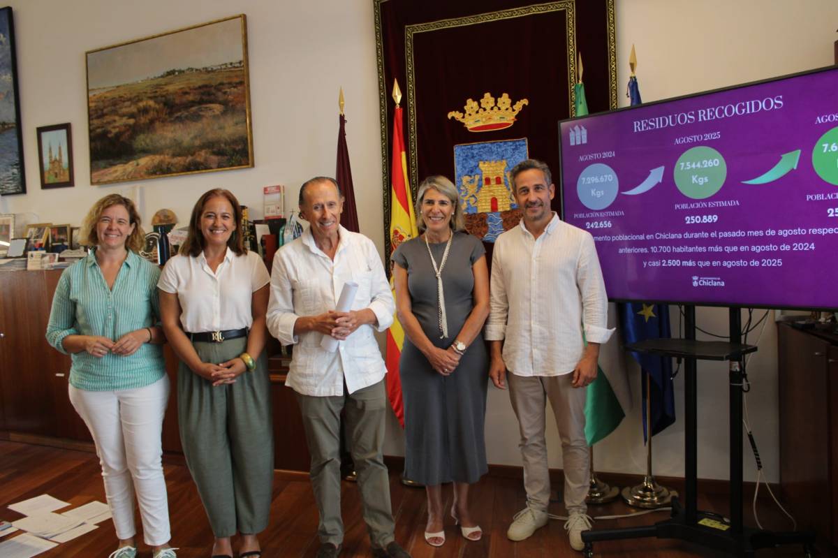 Román, junto a parte de su equipo de gobierno en Chiclana. - Román, junto a parte de su equipo de gobierno en Chiclana.