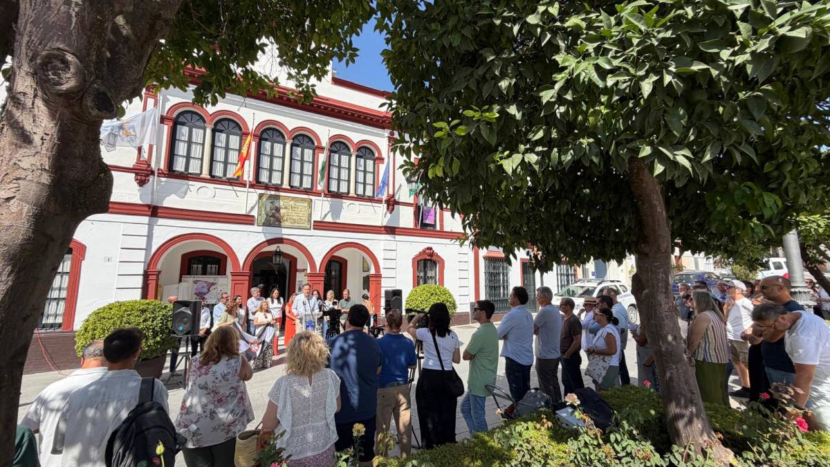 Un centenar de personas se ha concentrado hoy a las 12.00 frente a las puertas del Ayuntamiento lebrijano. - Un centenar de personas se ha concentrado hoy a las 12.00 frente a las puertas del Ayuntamiento lebrijano.