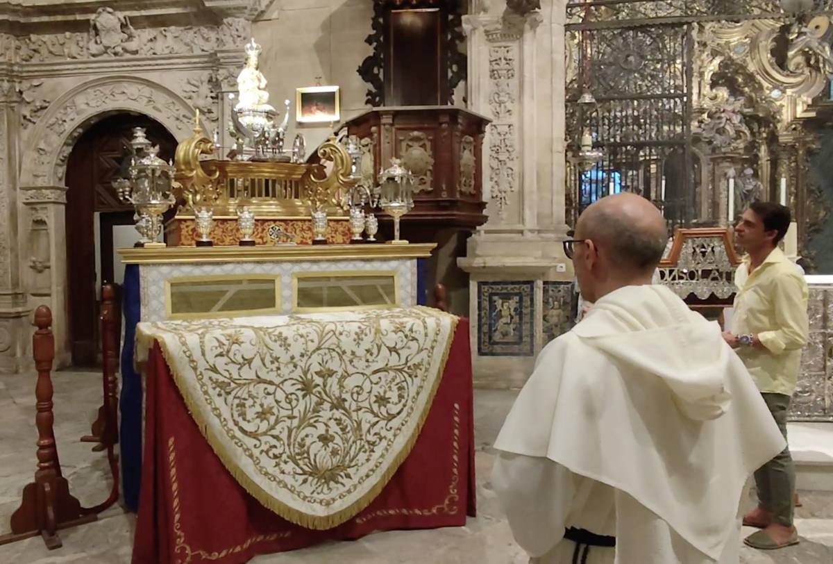 Una restauración devuelve a la Virgen de Consolación de Jerez la riqueza de su antiguo manto