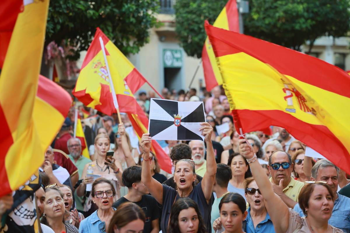 Jerez se vuelca con Ceuta a las puertas del Ayuntamiento: las imágenes de una concentración histórica