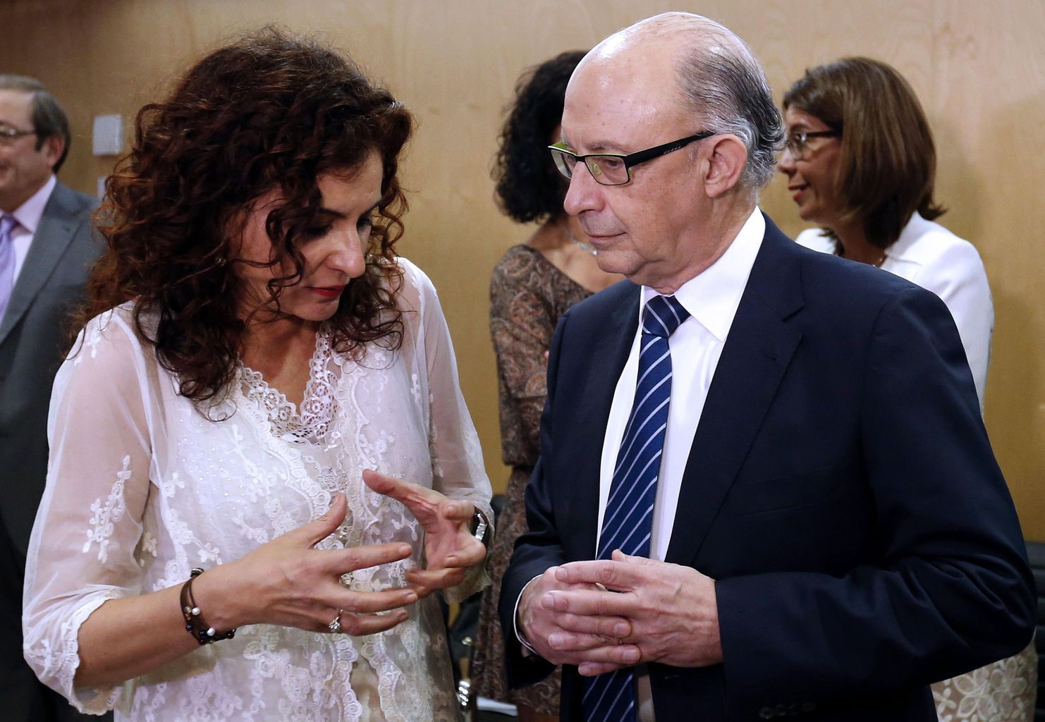 La entonces consejera de Hacienda andaluza, María Jesús Montero, y el que fuera ministro de Hacienda, Cristóbal Montoro, en una imagen de archivo. - 