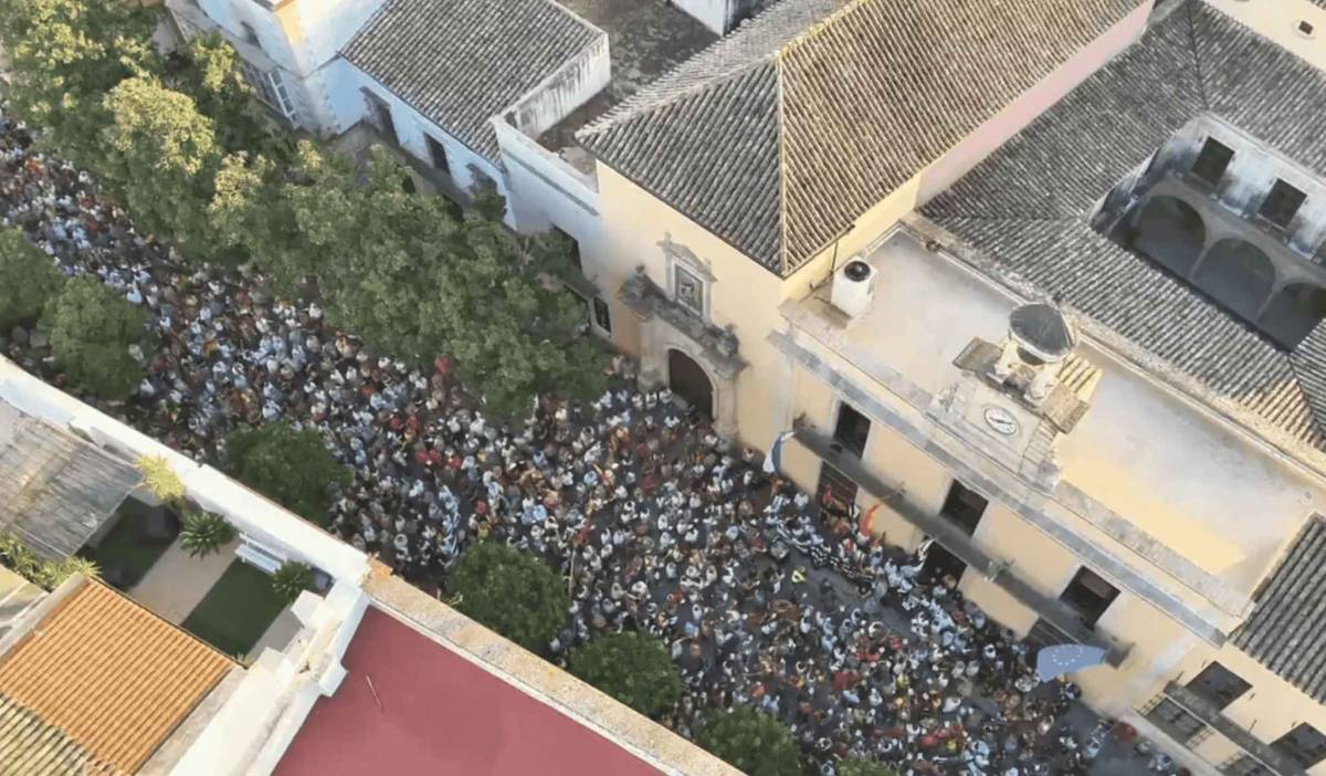 Concentración en Jerez por Ceuta frente al Ayuntamiento, a vista de dron. - Concentración en Jerez por Ceuta frente al Ayuntamiento, a vista de dron.