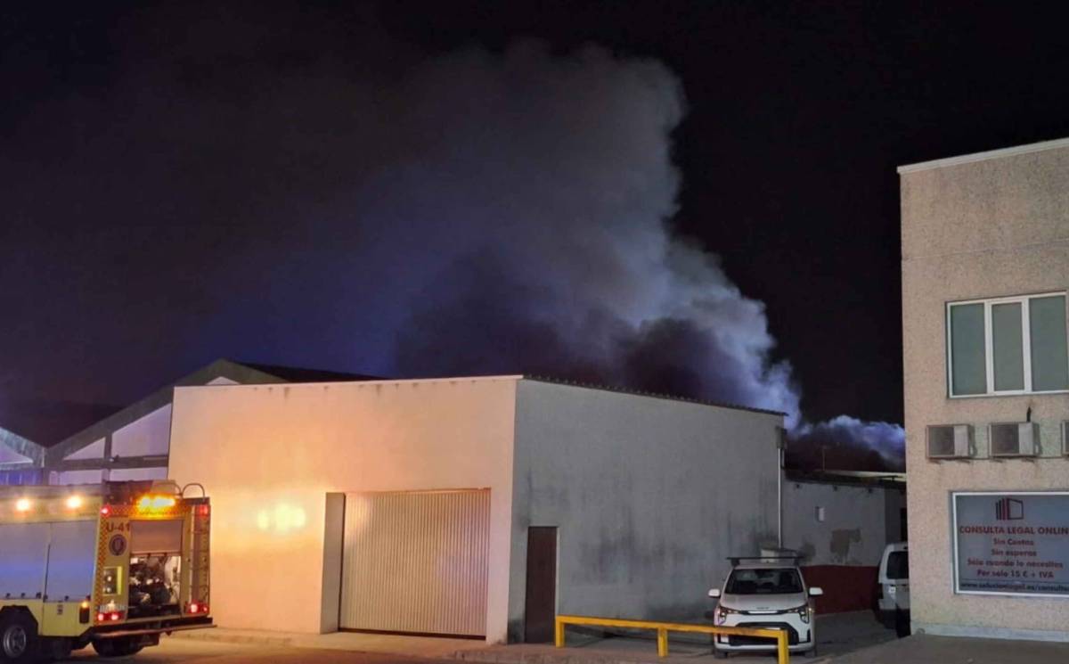 Un fuerte estruendo sobresalta de madrugada a vecinos de El Puerto: incendio en una nave de neumáticos
