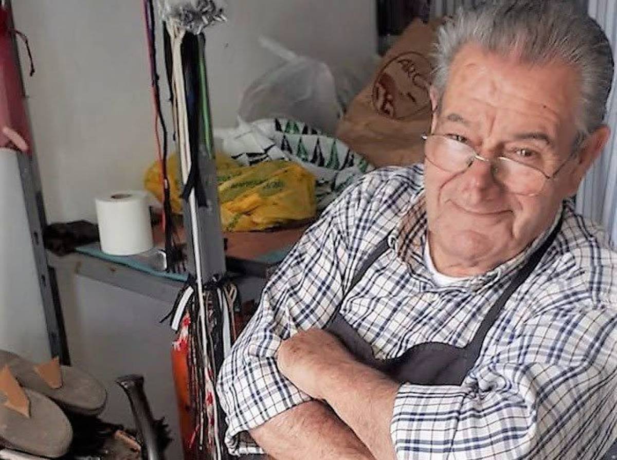 Basilio, el último zapatero remendón de San Roque: sus vecinos le dedican una plaza