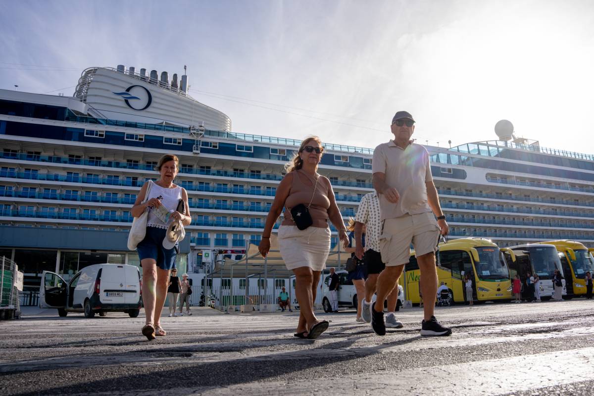 Turistas de crucero recorren las calles del centro histórico de Cádiz durante su visita a la ciudad 