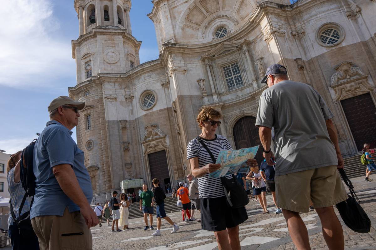 Turistas de crucero recorren las calles del centro histórico de Cádiz durante su visita a la ciudad - JOSÉ MARÍA REYNA Turistas de crucero recorren las calles del centro histórico de Cádiz durante su visita a la ciudad