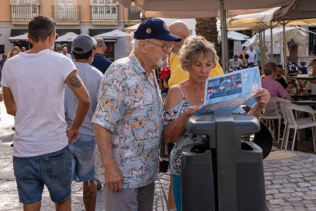 Turistas de crucero recorren las calles del centro histórico de Cádiz durante su visita a la ciudad 