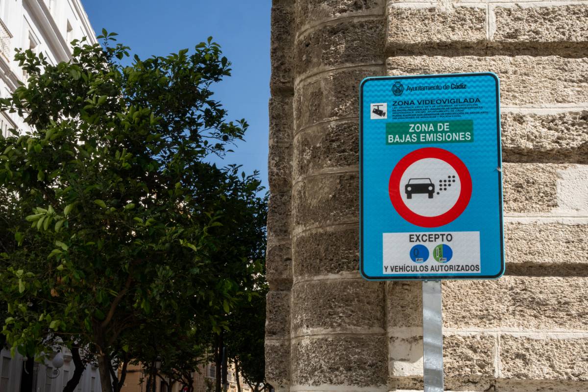 Turistas de crucero recorren las calles del centro histórico de Cádiz durante su visita a la ciudad - JOSÉ MARÍA REYNA Turistas de crucero recorren las calles del centro histórico de Cádiz durante su visita a la ciudad