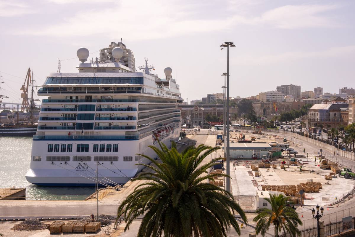 Turistas de crucero recorren las calles del centro histórico de Cádiz durante su visita a la ciudad 