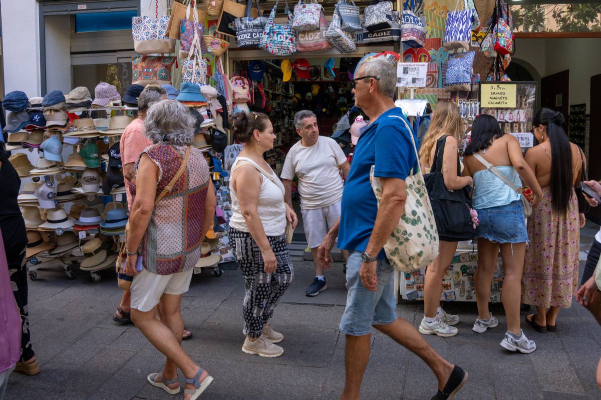 Turistas de crucero recorren las calles del centro histórico de Cádiz durante su visita a la ciudad 