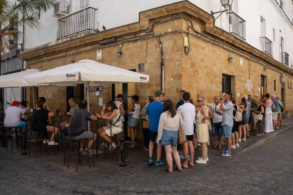 Turistas de crucero recorren las calles del centro histórico de Cádiz durante su visita a la ciudad 
