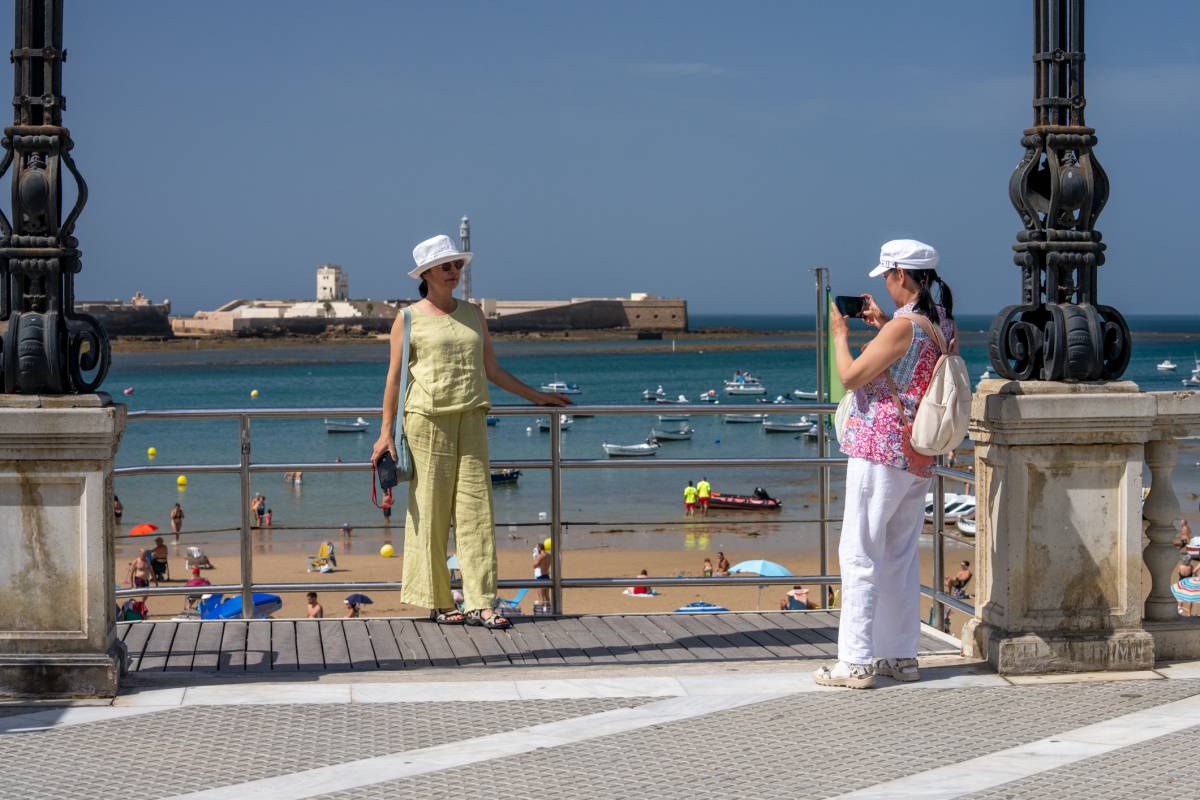 Turistas de crucero recorren las calles del centro histórico de Cádiz durante su visita a la ciudad 