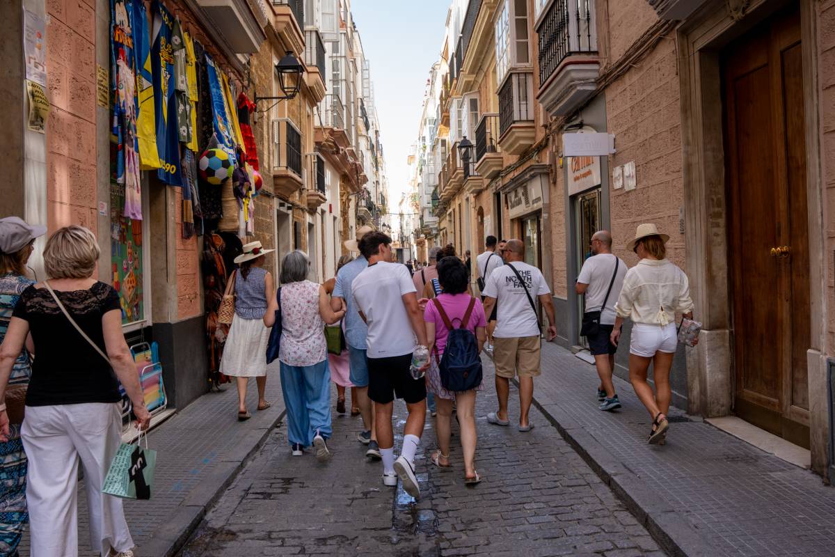 Turistas de crucero recorren las calles del centro histórico de Cádiz durante su visita a la ciudad 