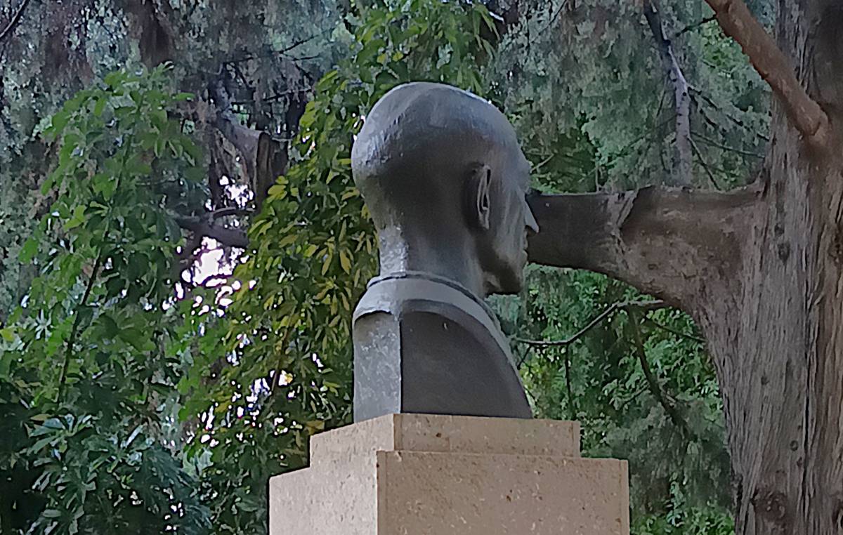 Busto Manuel de Falla, vista posterior, angular izquierda.