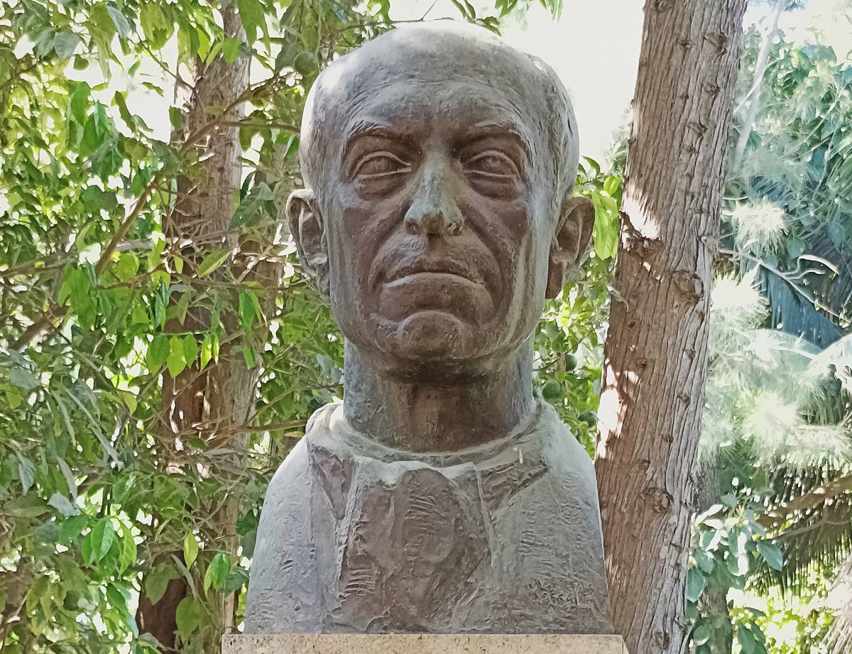 Busto Manuel de Falla, vista frontal.