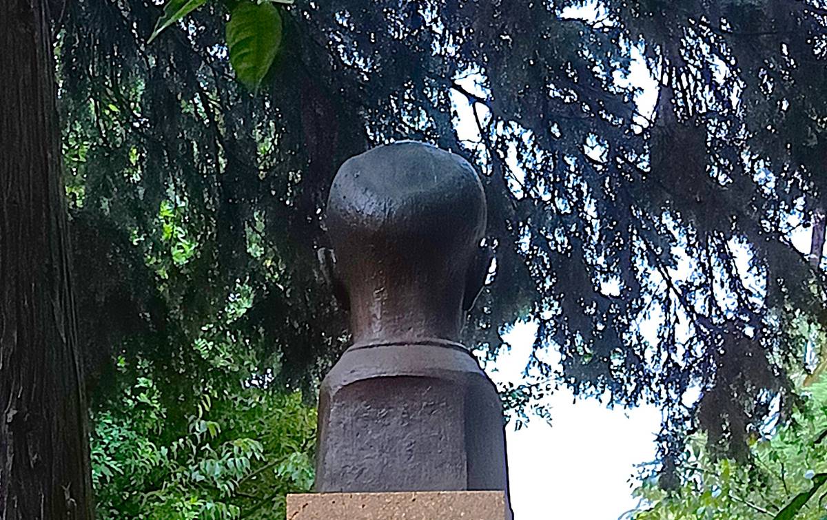Busto Manuel de Falla, vista posterior.