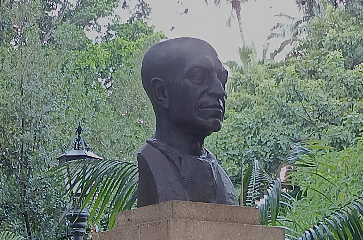 Busto Manuel de Falla, vista delantera angular derecha.