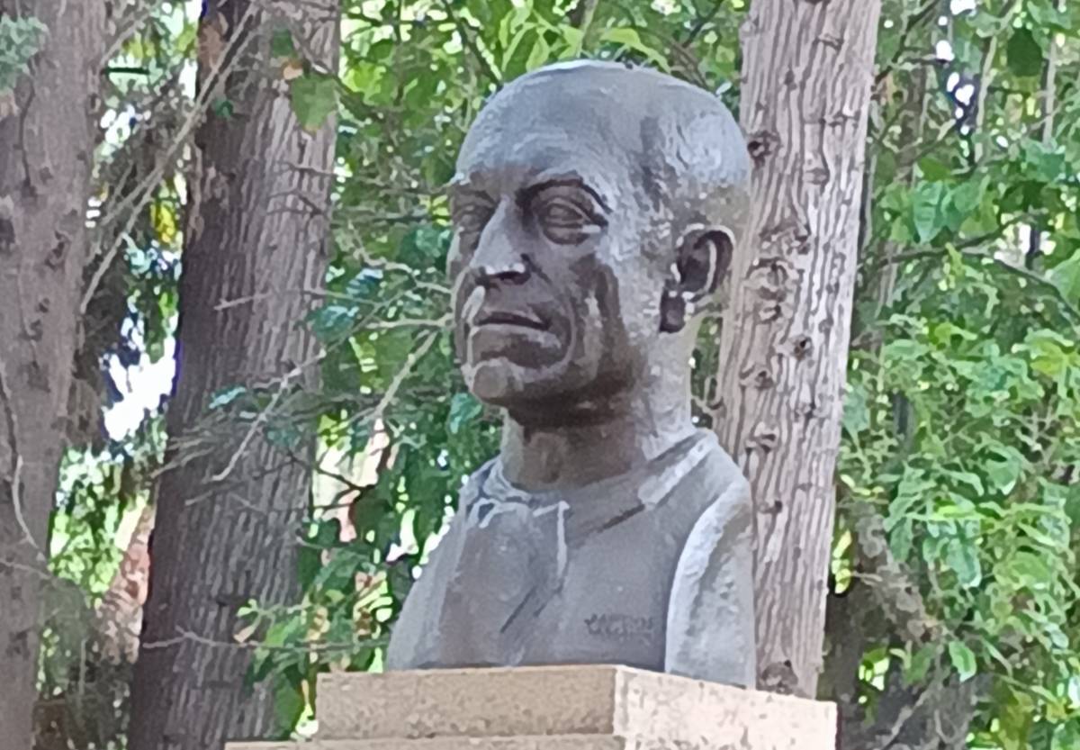 Busto Manuel de Falla, vista delantera angular izquierda. 
