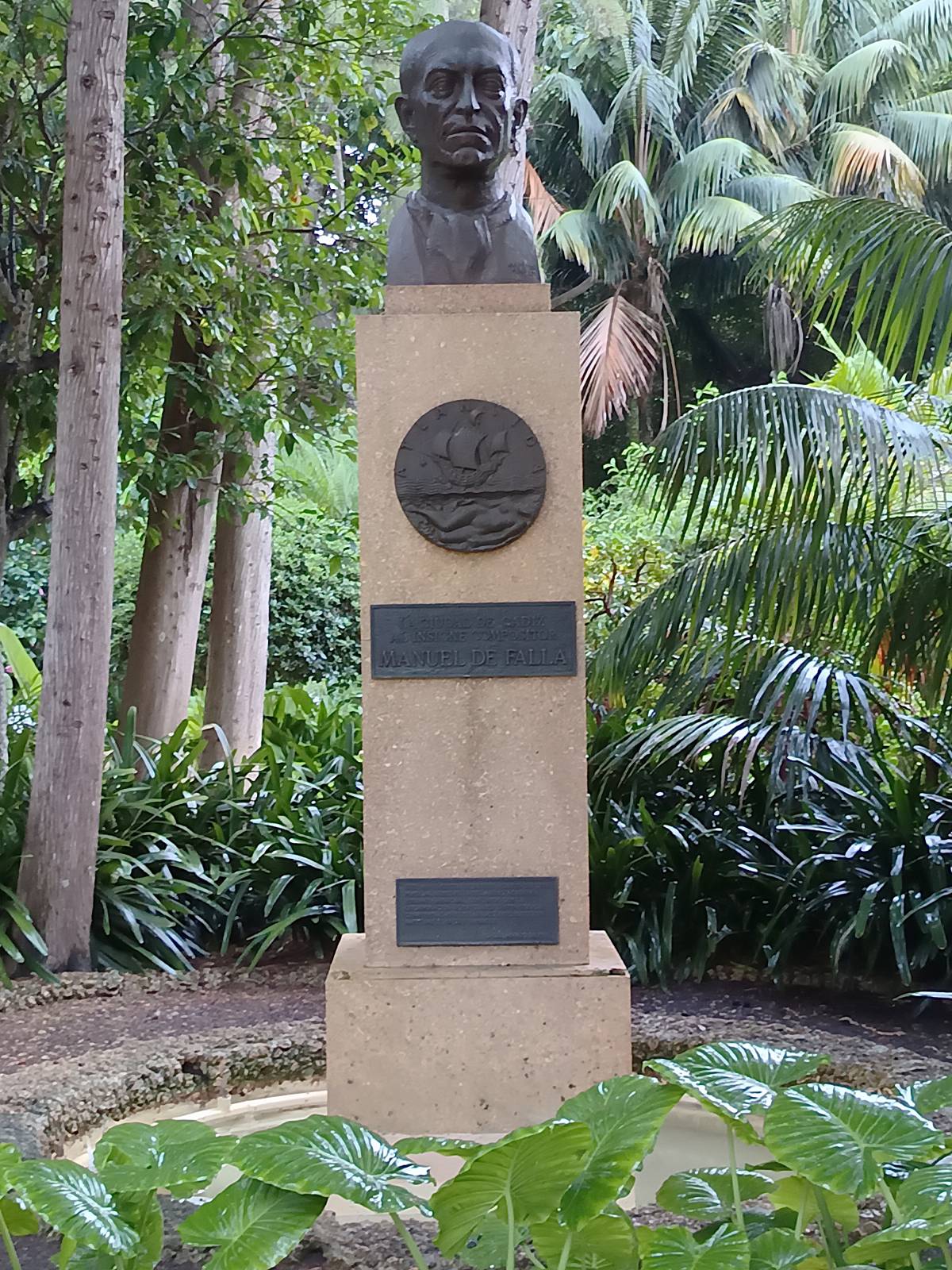 Monumento a Manuel de Falla, vista frontal.