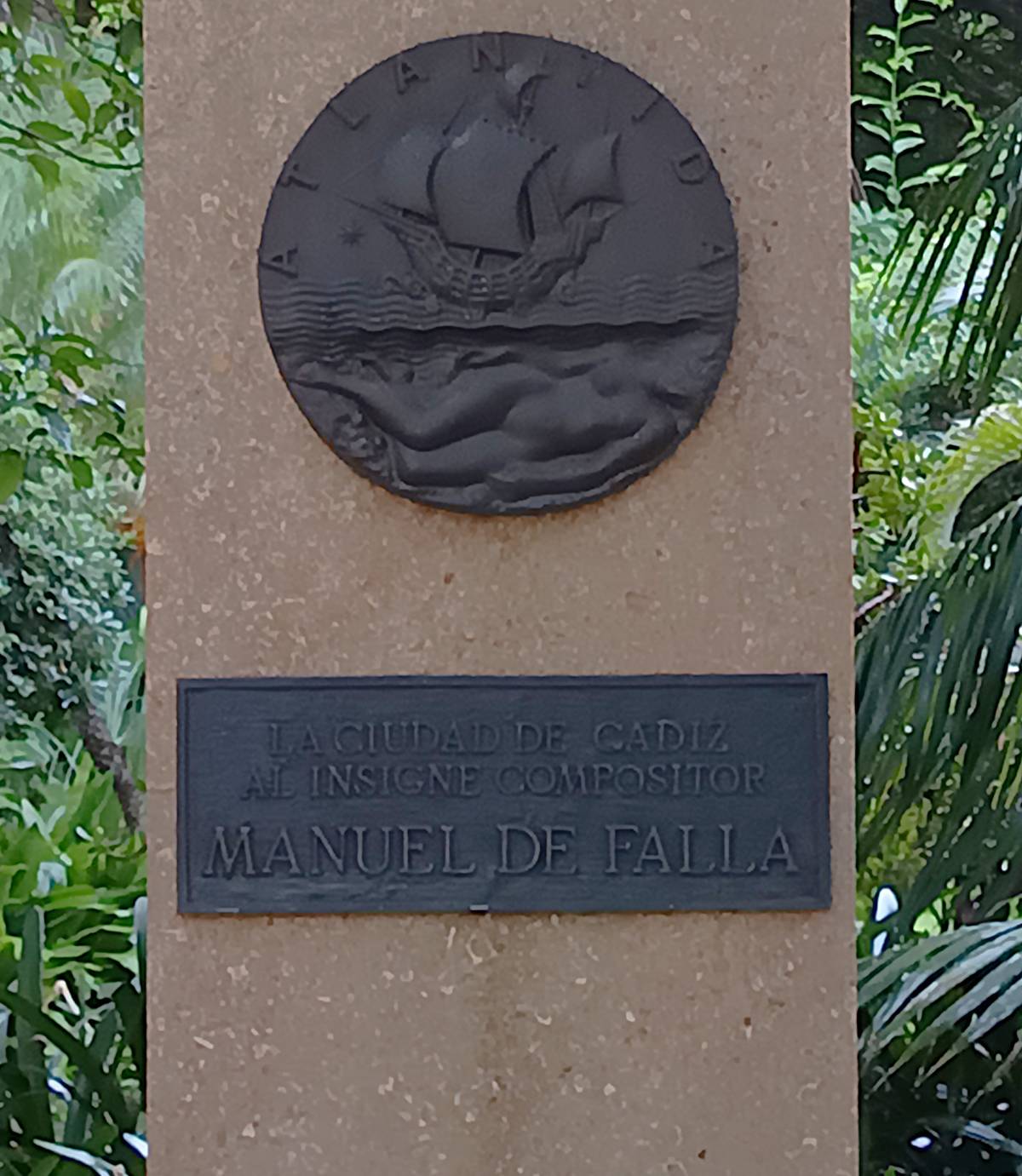 Medalla del centenario y placa identificativa.