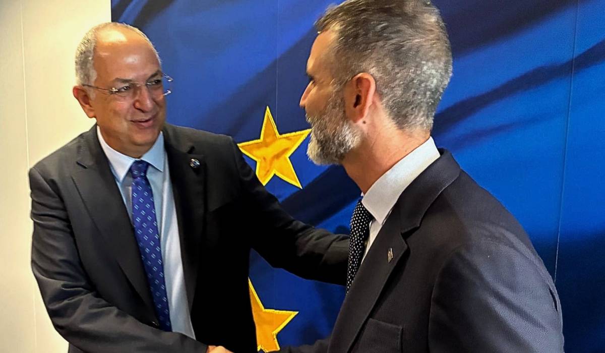Un momento del apretón de la mano del consejero con el comisario. - Un momento del apretón de la mano del consejero con el comisario.