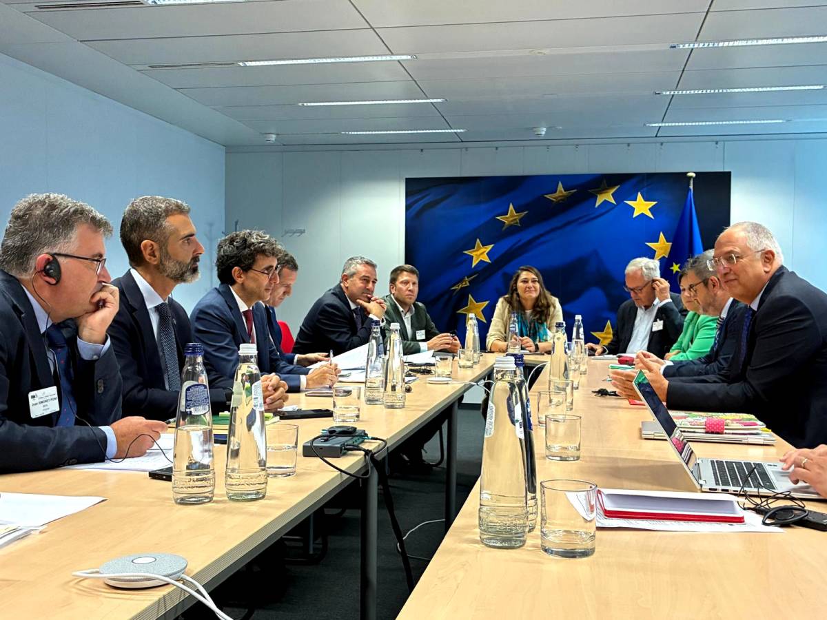 Andalucía lleva a Bruselas la batalla por obtener más fondos para la pesca y que acaben los recortes en días de faena