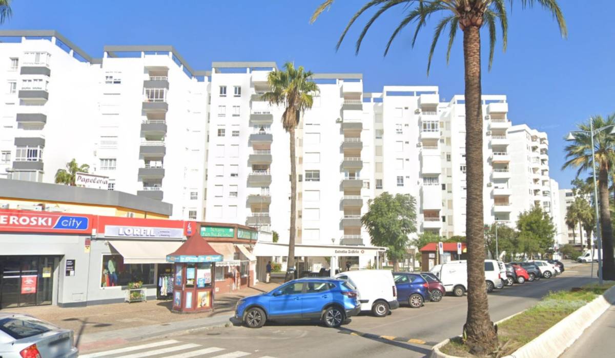 Un coche choca contra la terraza de un bar en Valdelagrana: hay seis heridos