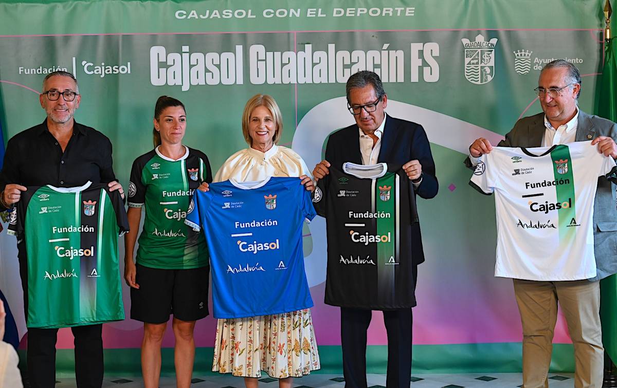 La alcaldesa felicita al equipo por su trayectoria.