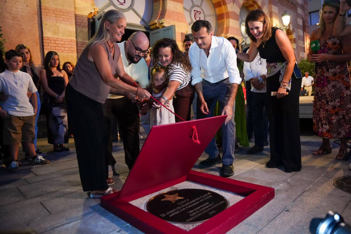 El Carnaval de Cádiz inmortaliza un poco más a Manolo Santander: una estrella en el Paseo de la Fama al genio humilde